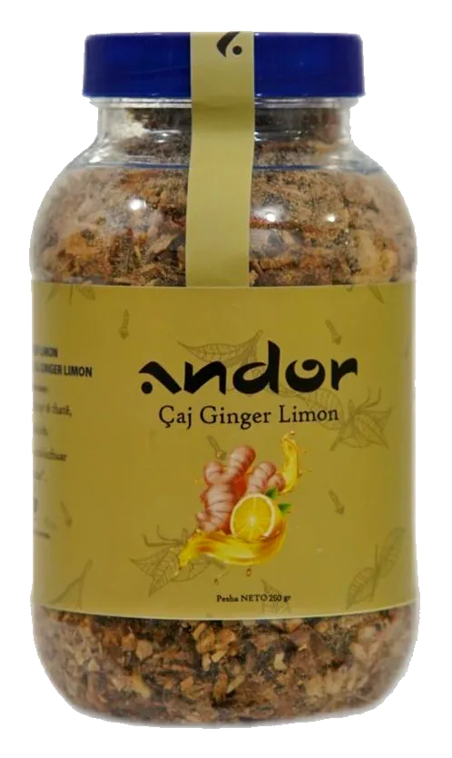 Kavanoz i tejdukshëm me copa xhenxhefili të tharë dhe limon, me etiketë ngjyrë ari dhe kapak blu.
