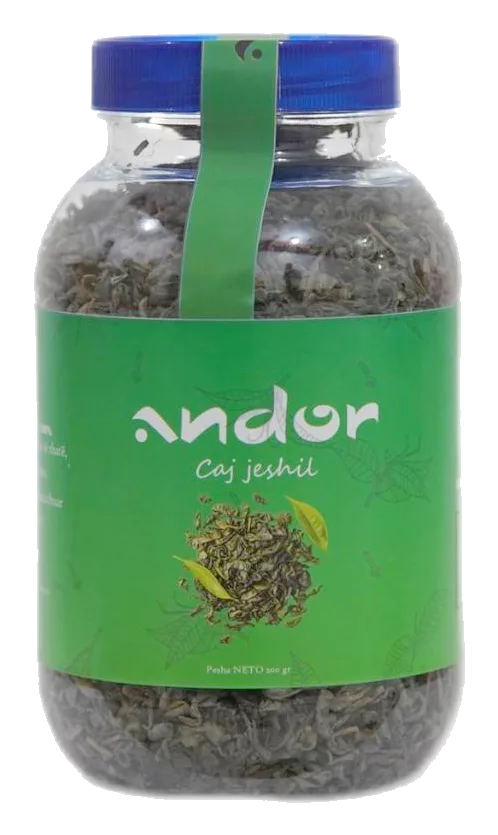 Kavanoz i tejdukshëm me gjethe të mbështjella çaji jeshil, me etiketë të gjelbër dhe kapak blu.